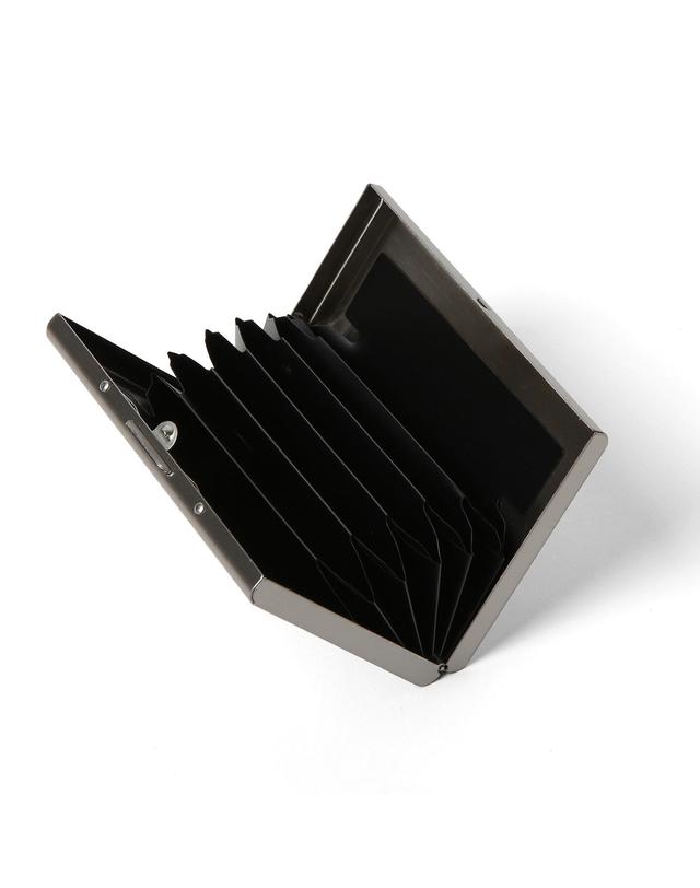 언더컨트롤 스튜디오 카드지갑 STAINLESS 6 CARD HOLDER 착용컷