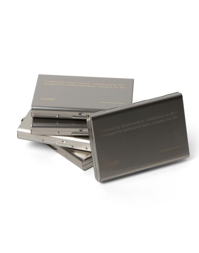 언더컨트롤 스튜디오 카드지갑 STAINLESS 6 CARD HOLDER 착용컷