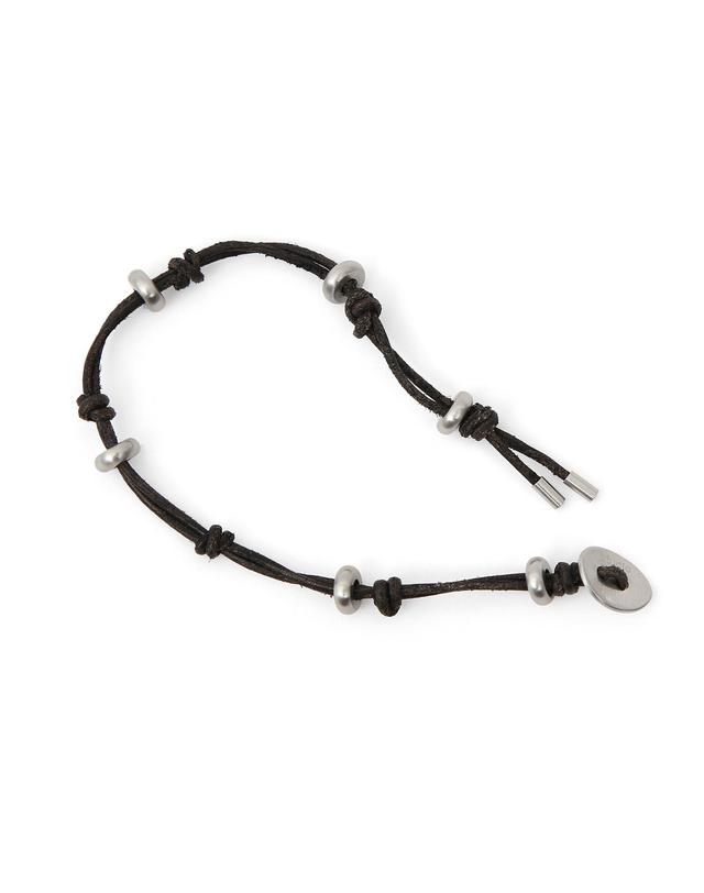 언더컨트롤 스튜디오 워싱 가죽 스트랩 스테인리스 스틸 파츠 디테일 캐주얼 팔찌 STAINLESS DISC / LEATHER BRACELET / BR 착용컷