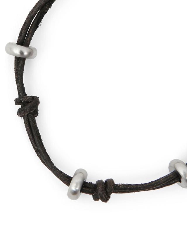 언더컨트롤 스튜디오 워싱 가죽 스트랩 스테인리스 스틸 파츠 디테일 캐주얼 팔찌 STAINLESS DISC / LEATHER BRACELET / BR 착용컷