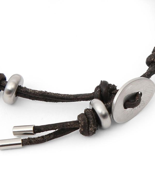 언더컨트롤 스튜디오 워싱 가죽 스트랩 스테인리스 스틸 파츠 디테일 캐주얼 팔찌 STAINLESS DISC / LEATHER BRACELET / BR 착용컷