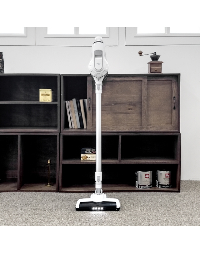 트라이스 [SHINIL] 신일 파워 무선 싹쓸이 진공 청소기 SVC-WN2200MR 착용컷