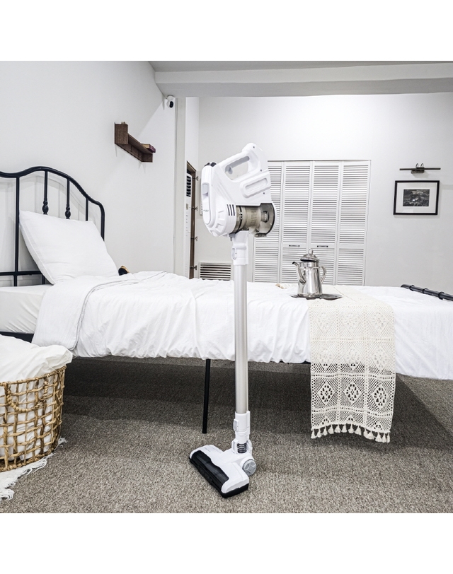 트라이스 [SHINIL] 신일 파워 무선 싹쓸이 진공 청소기 SVC-WN2200MR 착용컷
