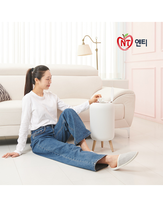 트라이스 [NT] 엔티 핸즈프리 모션감지 넉넉한 14L 스마트 휴지통 NSWS-1400 착용컷
