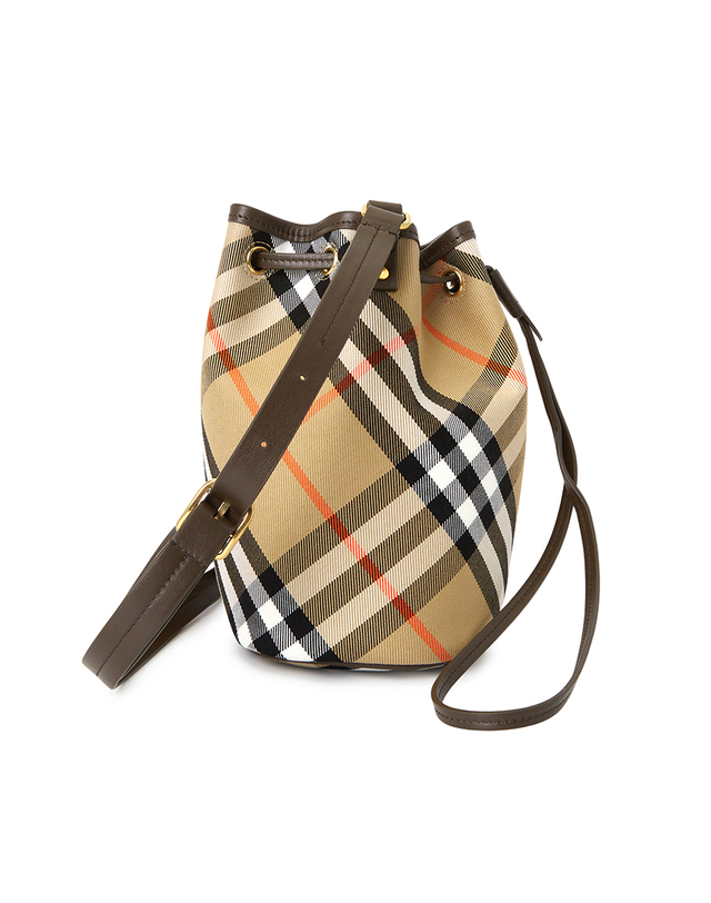 버버리 버버리 체크 여성 버킷백 MN DRAWSTRING BUCKET 8093804 착용컷