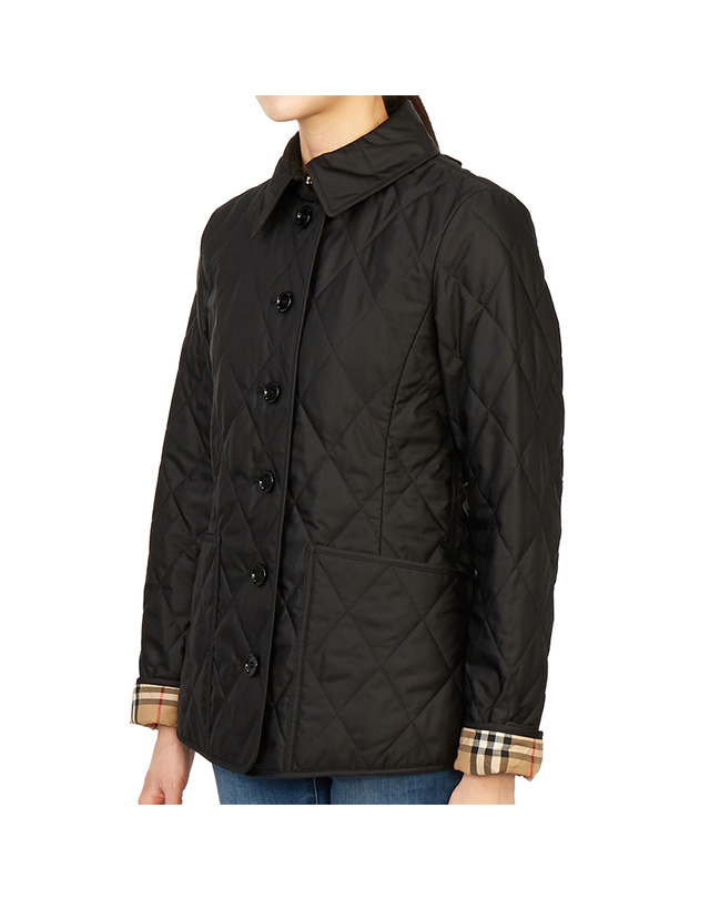 버버리 버버리 다이아몬드 퀼팅 여성 자켓 FERNLEIGH 8049866 A1189 착용컷