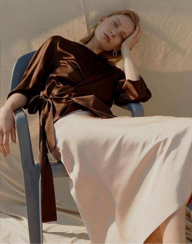 세컨드아르무아 세컨드 아르무아 Phoebe Top _ Brown 화이트 착용컷