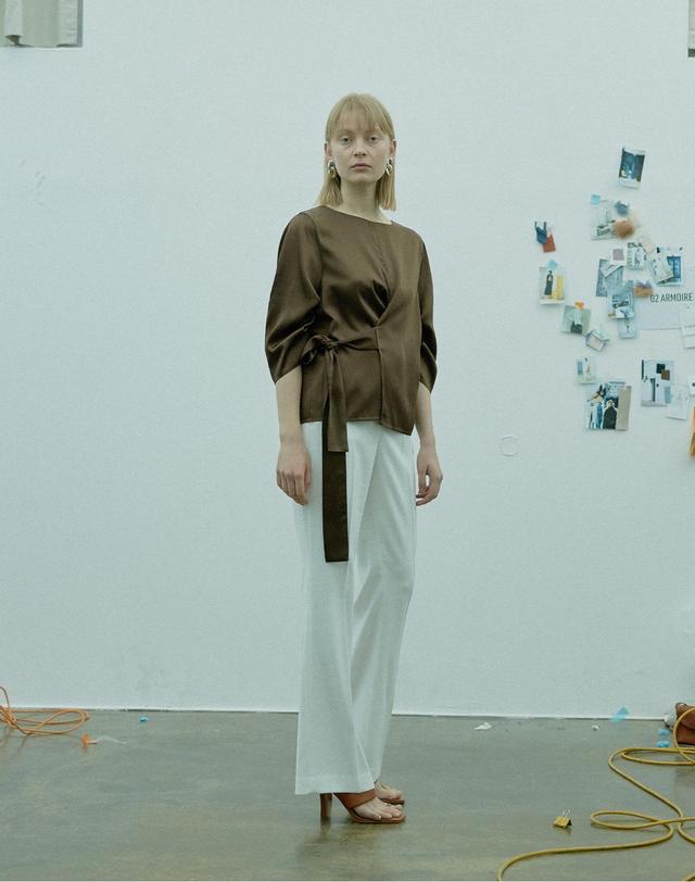 세컨드아르무아 세컨드 아르무아 Phoebe Top _ Brown 화이트 착용컷