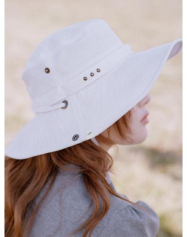 STUD SAFARI BUCKET HAT IN WHITE