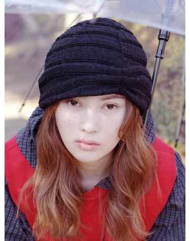 FRILL PINCH BEANIE IN BLACK