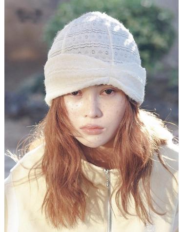 FRILL PINCH BEANIE IN CREAM