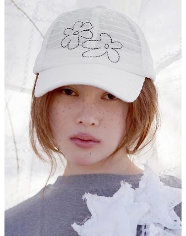 POSY CAP IN WHITE