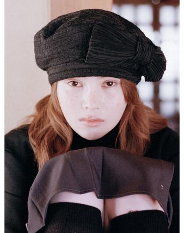 STRIPE BOW BERET IN SHEER BLACK