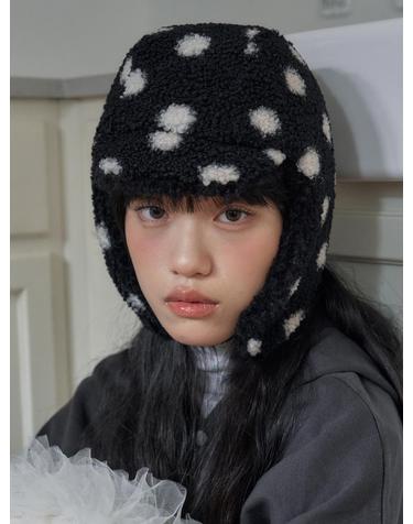WOOLY EARFLAP HAT IN DOT BLACK