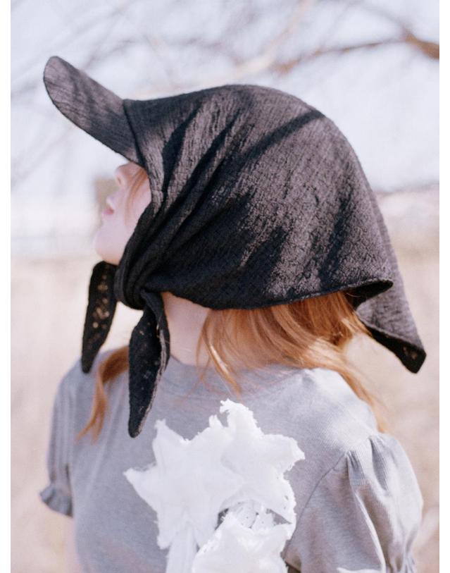 포에지담 FLOWY SCARF CAP IN BLACK 착용컷
