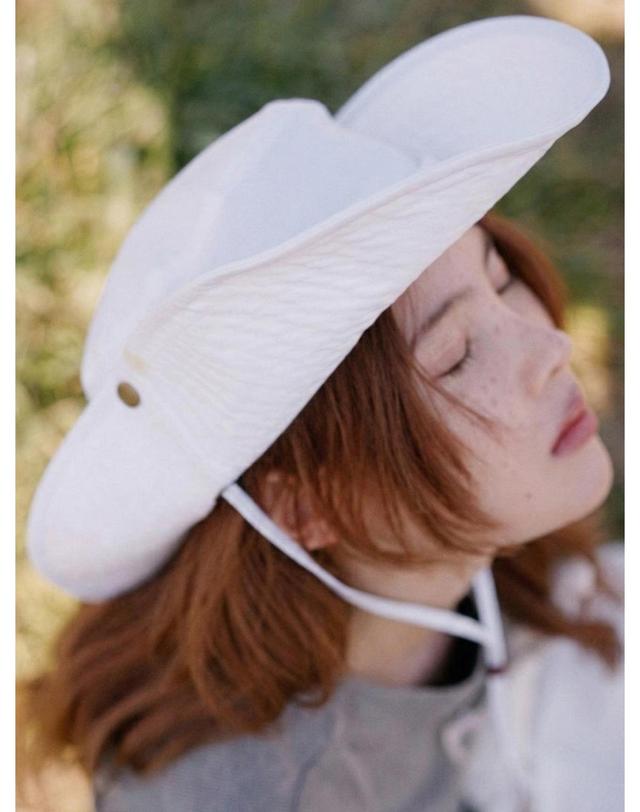 포에지담 STUD SAFARI BUCKET HAT IN WHITE 착용컷