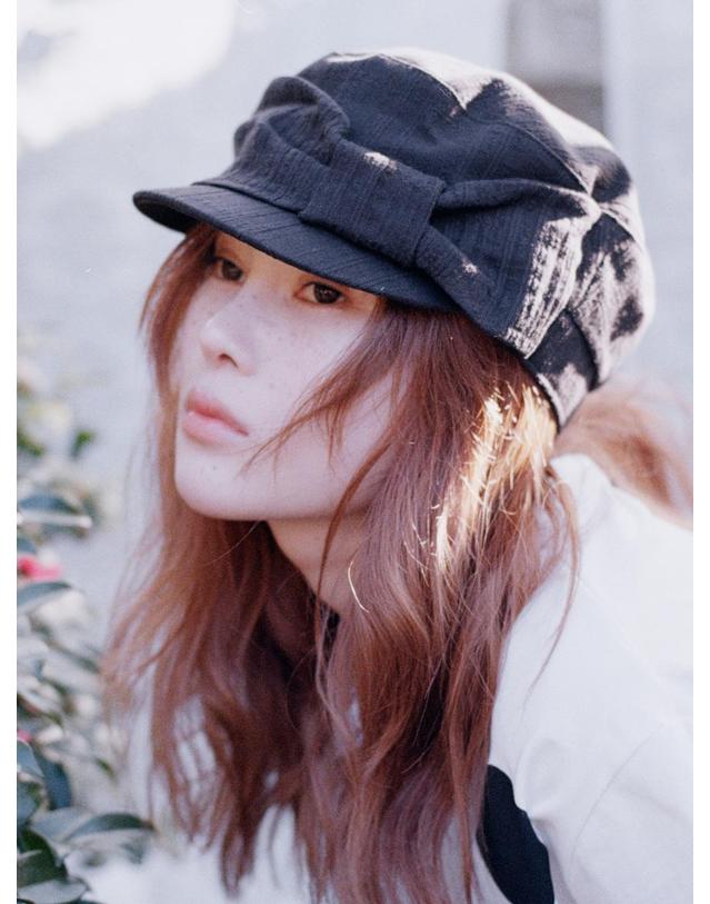 포에지담 RUBAN NOUVELLE MARGOT HAT IN BLACK 착용컷
