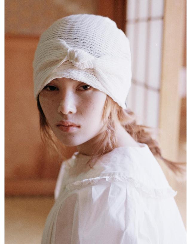 포에지담 TIE KNIT BEANIE IN CREAM 착용컷