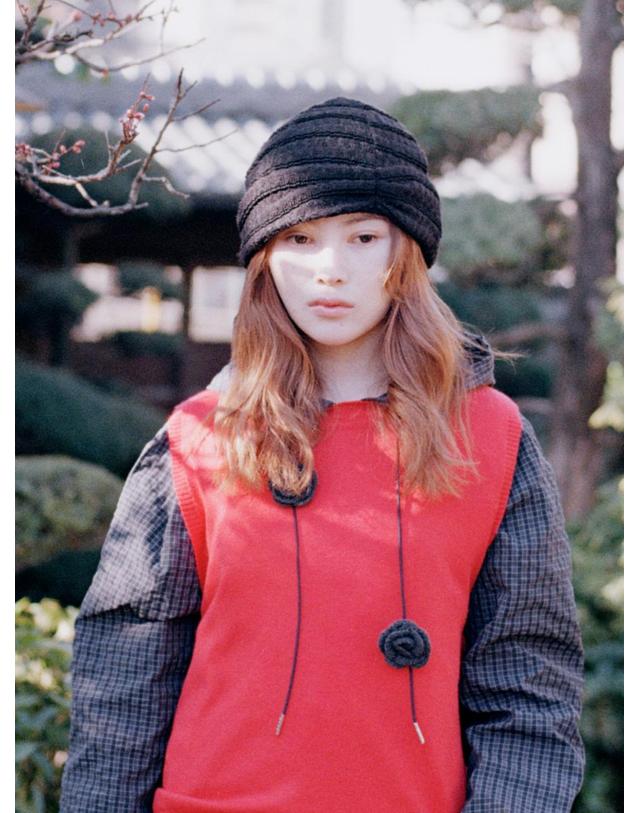 포에지담 FRILL PINCH BEANIE IN BLACK 착용컷