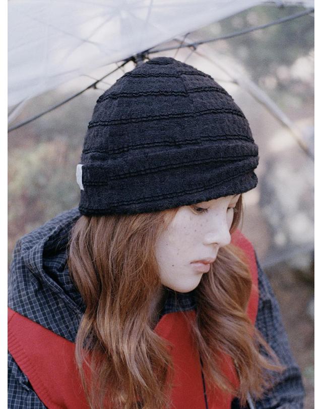 포에지담 FRILL PINCH BEANIE IN BLACK 착용컷