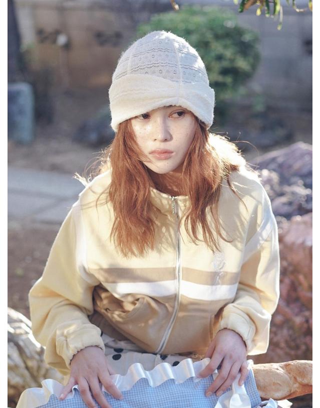 포에지담 FRILL PINCH BEANIE IN CREAM 착용컷