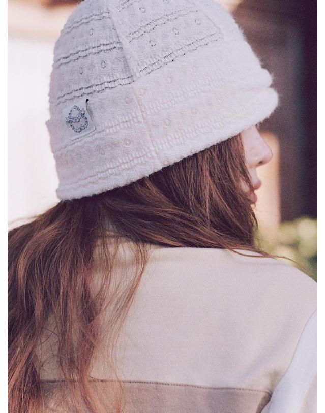 포에지담 FRILL PINCH BEANIE IN CREAM 착용컷