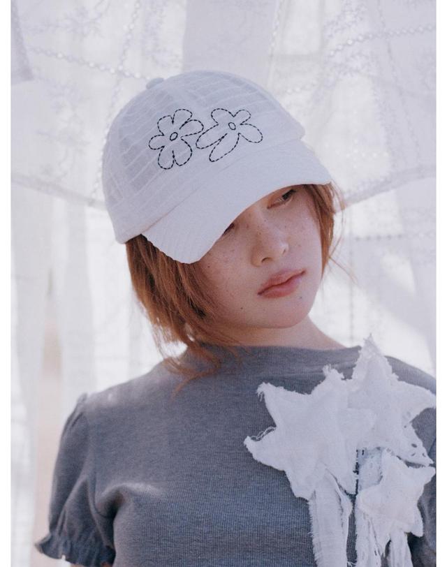 포에지담 POSY CAP IN WHITE 착용컷