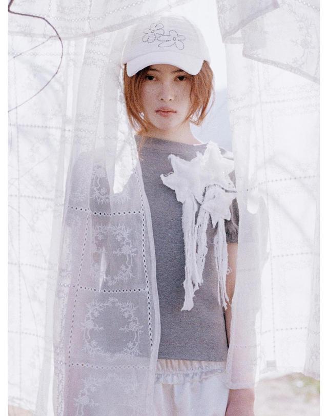 포에지담 POSY CAP IN WHITE 착용컷