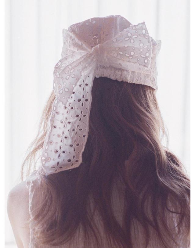 포에지담 LACE SCARF FLAT CAP IN WHITE 착용컷