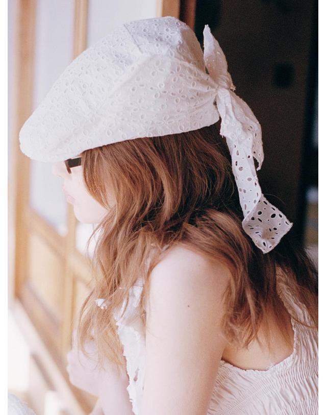 포에지담 LACE SCARF FLAT CAP IN WHITE 착용컷