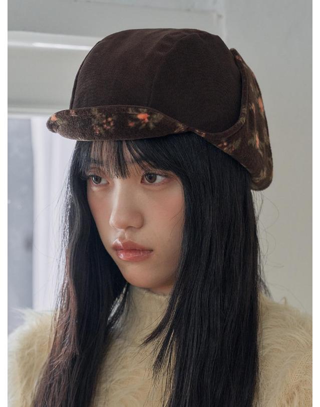 포에지담 CORDUROY EARFLAP HAT IN FLORAL BROWN 착용컷