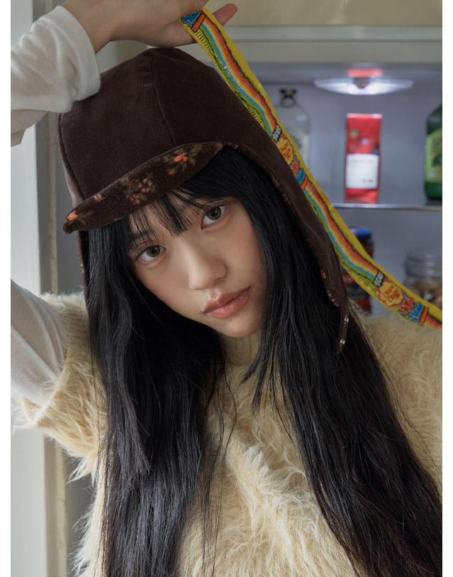 포에지담 CORDUROY EARFLAP HAT IN FLORAL BROWN 착용컷