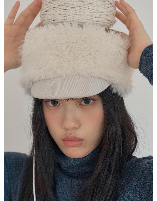 포에지담 DRAPE FUR MARGOT HAT IN CREAM 착용컷