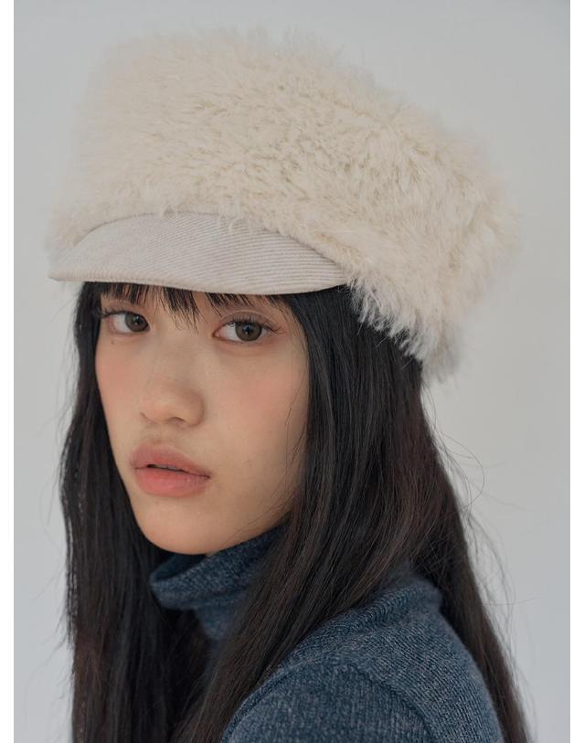 포에지담 DRAPE FUR MARGOT HAT IN CREAM 착용컷