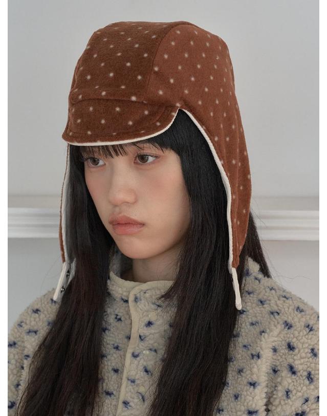 포에지담 CORDUROY EARFLAP HAT IN DOT CREAM 착용컷