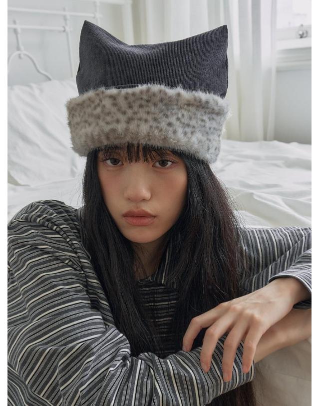포에지담 TABBY FUR CAT BEANIE IN BLACK 착용컷
