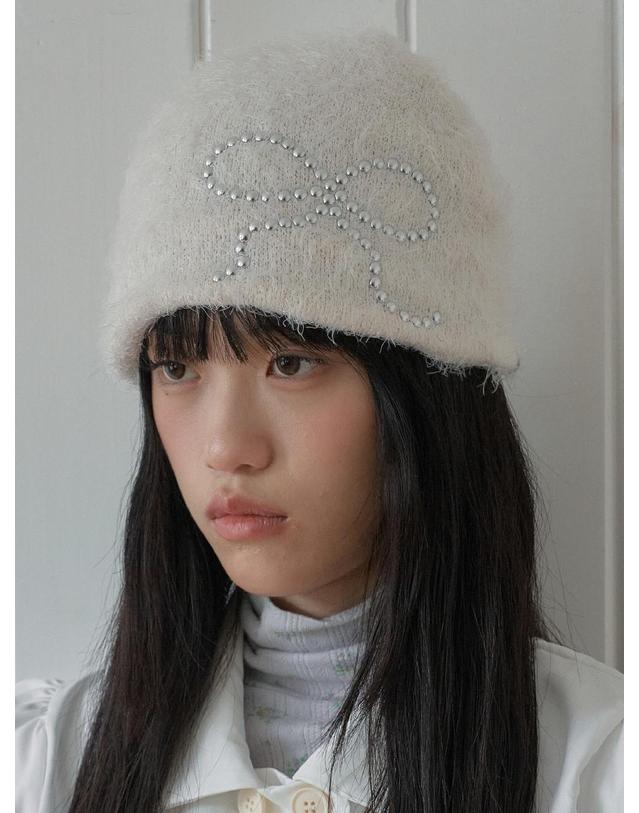 포에지담 RIBBON STUD BEANIE IN CREAM 착용컷