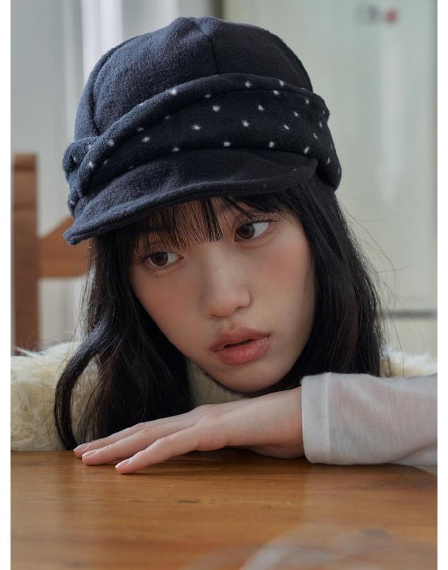 포에지담 FLEECE FLAP MARGOT HAT IN DOT BLACK 착용컷