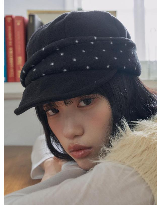 포에지담 FLEECE FLAP MARGOT HAT IN DOT BLACK 착용컷