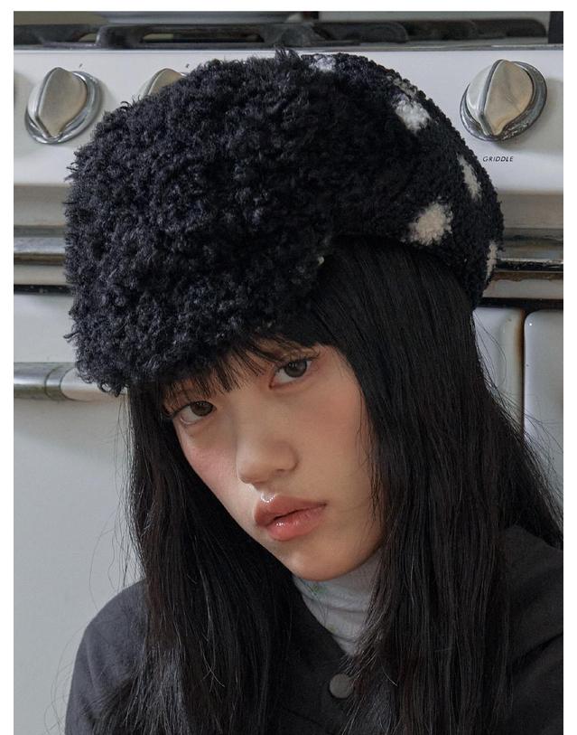 포에지담 WOOLY EARFLAP HAT IN DOT BLACK 착용컷