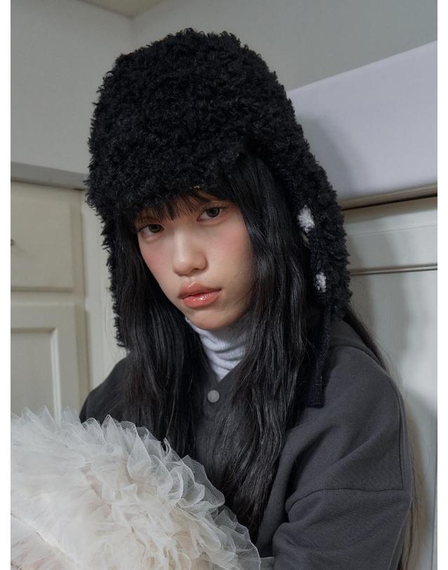포에지담 WOOLY EARFLAP HAT IN DOT BLACK 착용컷