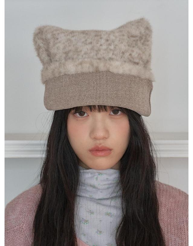 포에지담 TABBY FUR CAT BEANIE IN SOFT BEIGE 착용컷
