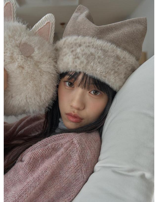 포에지담 TABBY FUR CAT BEANIE IN SOFT BEIGE 착용컷