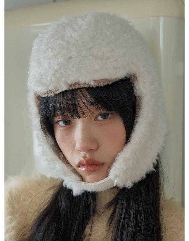 포에지담 WOOLY EARFLAP HAT IN DOT CREAM 착용컷