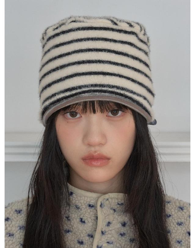 포에지담 DOUBLE STRIPE BEANIE IN CREAM 착용컷