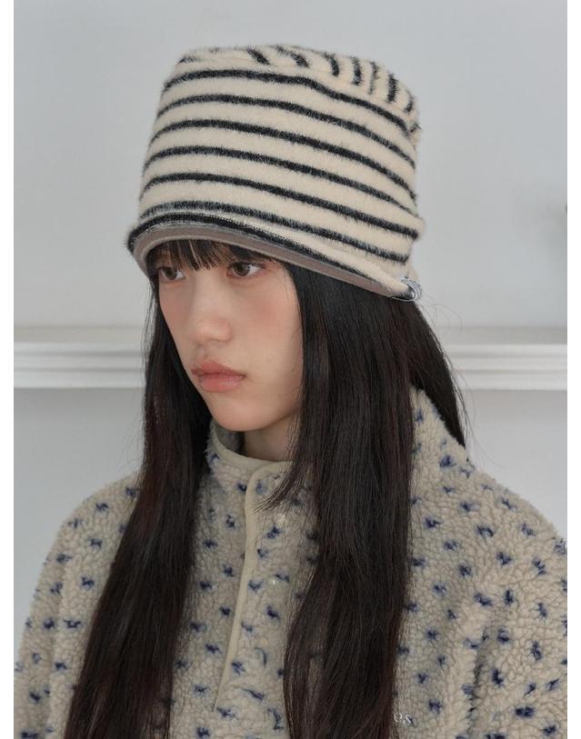 포에지담 DOUBLE STRIPE BEANIE IN CREAM 착용컷