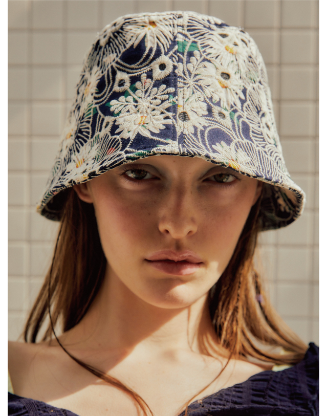 포에지담 FLORAL APPLIQUE BUCKET HAT 착용컷