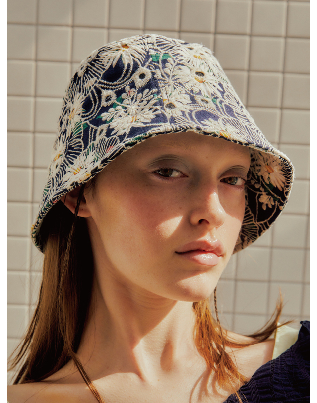 포에지담 FLORAL APPLIQUE BUCKET HAT 착용컷
