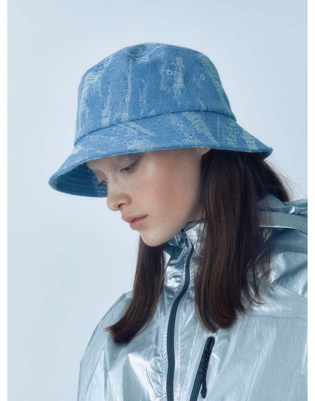 포에지담 DESTROYED DENIM BUCKET HAT IN LIGHT BLUE 착용컷
