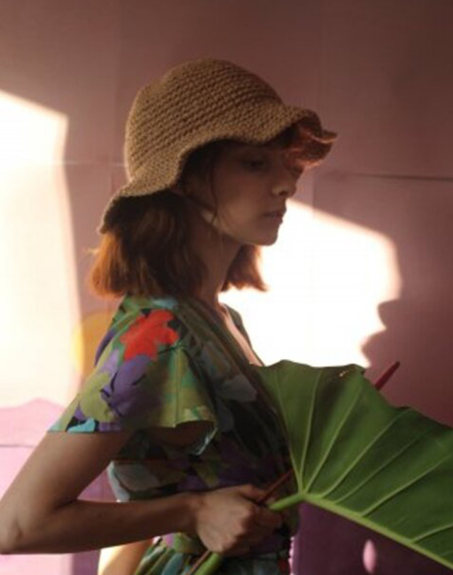 포에지담 straw punching bucket hat in deep beige 착용컷
